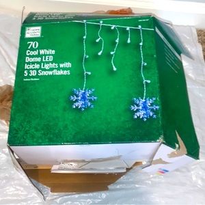 70 cool white dome led icicle lights with 5 3d snowflakes